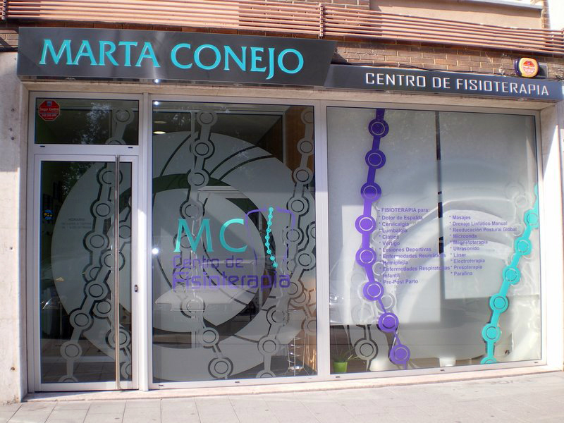 Entrada de la Clínica de Fisioterapia Marta Conejo en el Directorio de Empresas de los Centros de lavado de coches Elefante Azul de Avilés, Asturias.