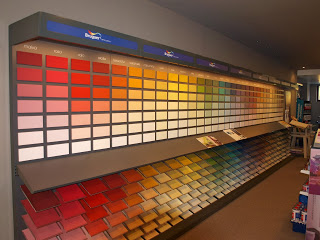Pared de colores de MundoColor en el Directorio de Empresas del Elefante Azul de la Ría de Avilés