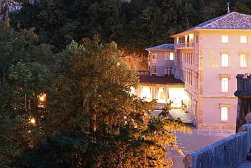 Imagen nocturna del exterior del Hotel Pelayo en el Directorio de Empresas del Elefante Azul de Avilés