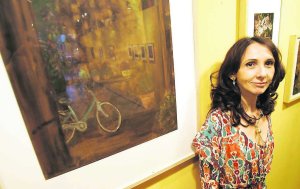 La artista Angeles Cuesta, ante uno de sus trabajos expuestos. :: SERGIO LÓPEZ