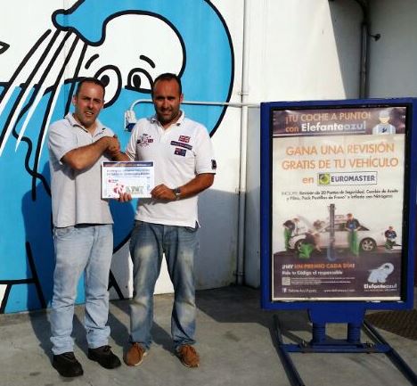 Foto del responsable del Centro Elefante Azul de la Ría con el Ganador de la promoción Conducción Segura