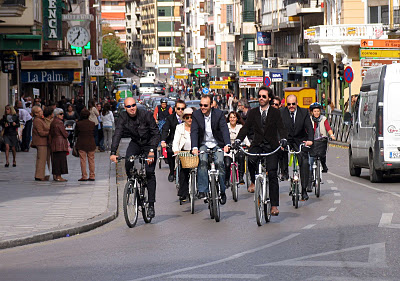 Como circular en bicicleta por la ciudad, el consejo de circulación del Elefante Azul de Avilés.