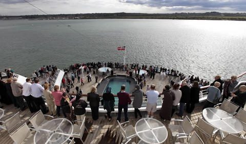Los pasajeros del crucero Balmoral disfrutando de su recorrido.