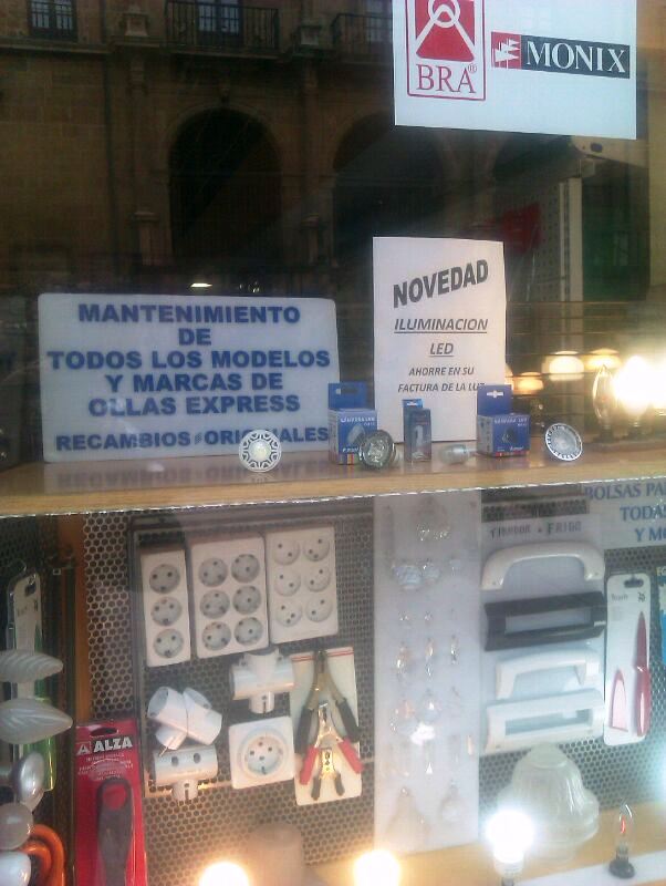 Foto del escaparate de Electricidad Valentín en el Directorio de Empresas del Elefante Azul de Avilés