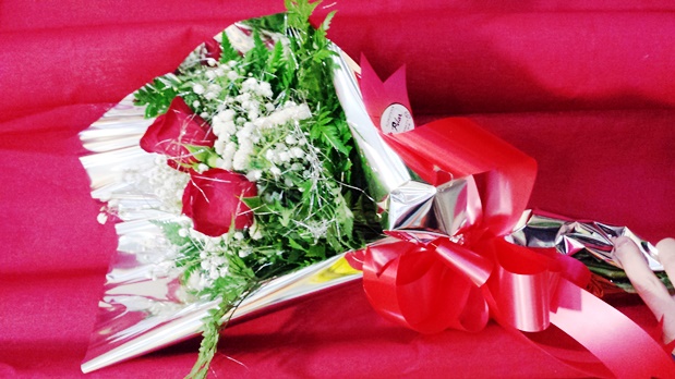 Ramo de rosas de Flores Pilar en el directorio de los Centros de lavado de coches Elefante Azul de Avilés