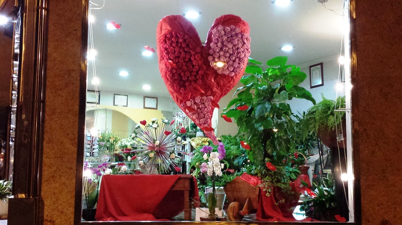 Arreglo floral del escaparate de Flores Pilar en Corvera (Asturias), en el directorio de empresas de los Centros de Lavado de coches Elefante Azul de Avilés.