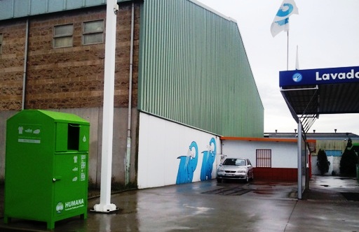 Contenedor de Humana en el Centro de lavado de coches Elefante Azul de la Ría de Avilés.