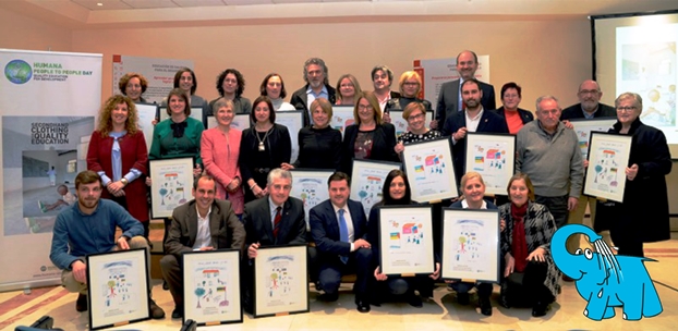 Una Foto de todos los premiados por Humana junto al Elefante Azul de Avilés