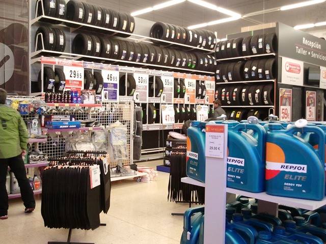 Imagen del interior de la tienda de Norauto en Parque Astur, en el sitio web de los Centros de lavado de coches Elefante Azul de Avil&eacute;s