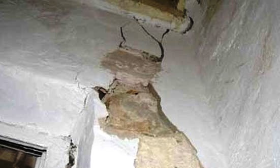 Imagen de humedad y deterioro en pared, en el sitio web de los Centros de lavado de coches Elefante Azul de Avilés