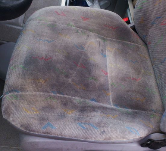 Asiento de camión reparto antes de su limpieza en Frank Car Detail del Centro de lavado y detallado de coches Elefante Azul de Avilés.