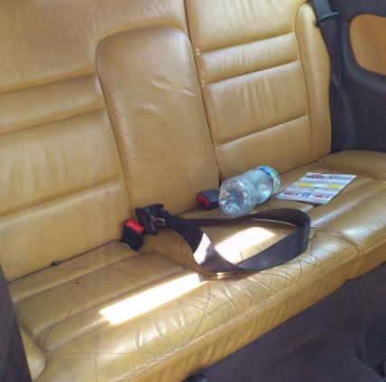 Estado de la tapicería del asiento posterior antes de su reacondicionado en Frank Car Detail