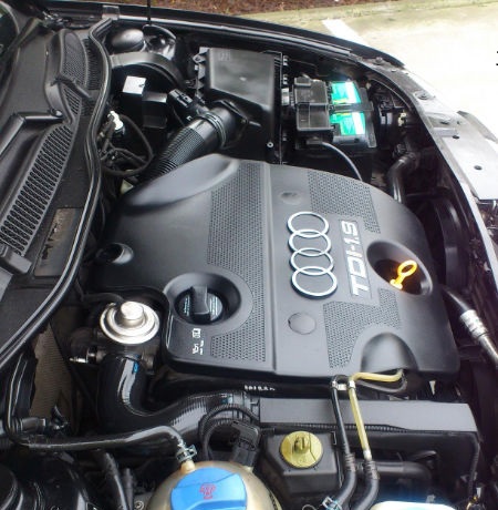 Estado final del motor del Audi despues de su detallado en Frank Car Detail