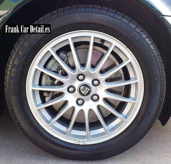 Imagen de las llantas una vez realizada la limpieza en Frank Car Detail. Centro de lavado de coches Elefante Azul de Avilés