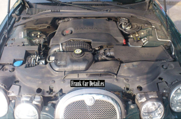 Otra imagen del motor antes de prepararlo en Frank Car Detail. Centro de lavado y reacondicionado de coches Elefante Azul de Avilés