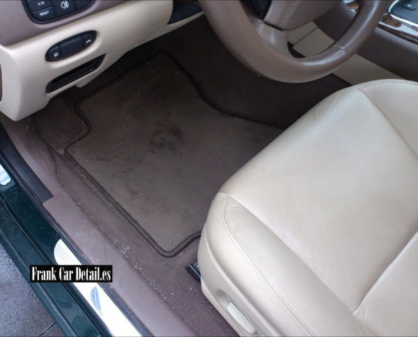 El interior del vehículo antes de su limpieza en Frank Car Detail. Centro de lavado de coches Elefante Azul de Avilés