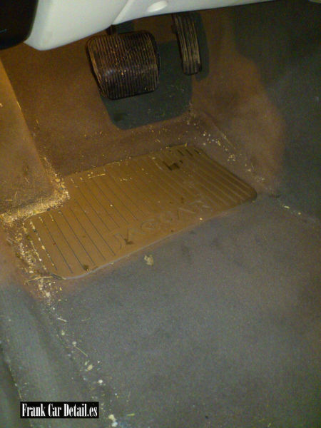 Otra imagen del interior del vehículo antes de su limpieza en Frank Car Detail. Centro de lavado de coches Elefante Azul de Avilés