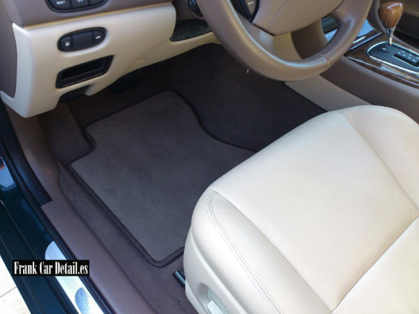 El interior del vehículo después de su limpieza en Frank Car Detail. Centro de lavado y detallado de coches Elefante Azul de Avilés