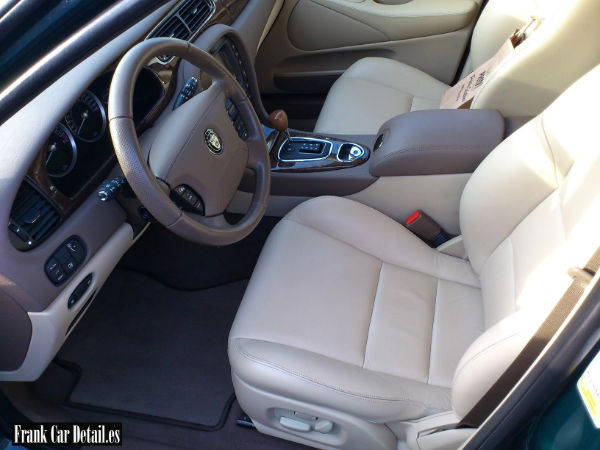 Otra imagen del interior una vez realizada la limpieza en Frank Car Detail. Centro de lavado y detallado del automóvil Elefante Azul Avilés