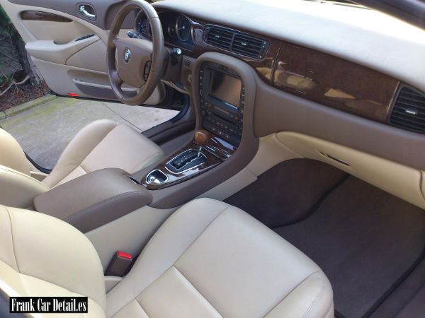 Una nueva imagen del interior después de realizada la limpieza en Frank Car Detail. Centro de lavado y detallado del automóvil Elefante Azul Avilés