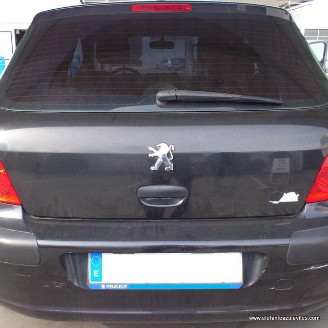 Trasera del coche antes de ser tratado en Frank Car Detail. Centro Elefante Azul de la Ría de Avilés
