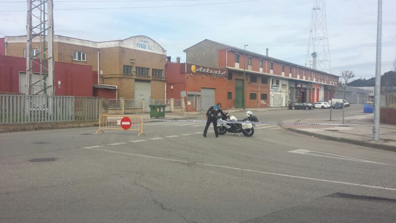 Polícia municipal cortando las calles principales del Polígono de la Ría de Avilés. Foto del sitio web del Elefante Azul de Avilés