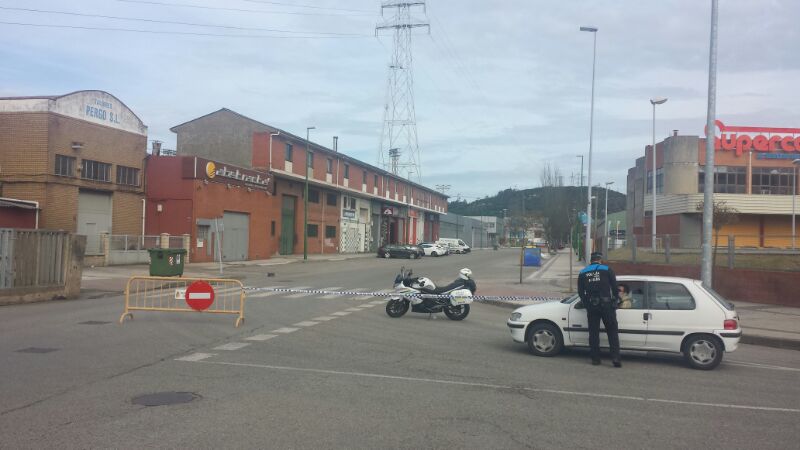 Otra imagen de la Polícia municipal cortando las calles principales del Polígono de la Ría de Avilés. Foto del sitio web del Elefante Azul de Avilés