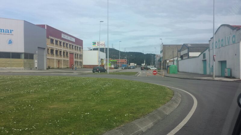 Otra imagen de la Polícia municipal cortando las calles principales del Polígono de la Ría de Avilés. Foto del sitio web del Elefante Azul de Avilés