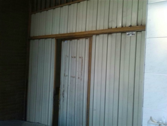 Estado de la puerta de garage antes de su restaurado por Tripul.cb. Imagen en el sitio web del Elefante Azul de Avilés
