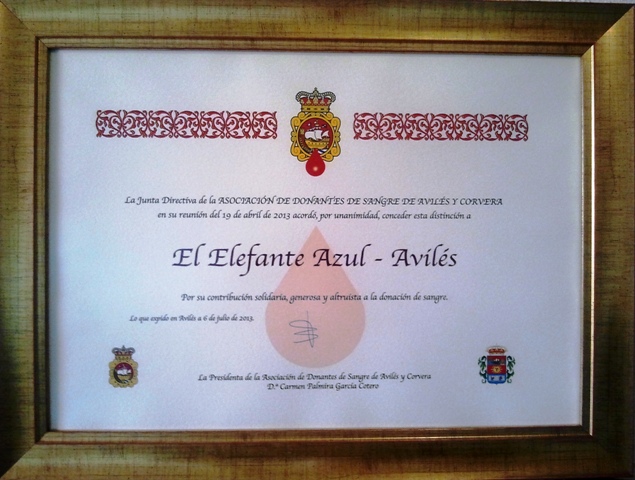 Diploma de la Asociación de Donantes de Sangre de Avilés y Corvera a los Centros de lavado y detallado de coches Elefante Azul de Avilés, en reconocimiento a su apoyo y solidaridad.